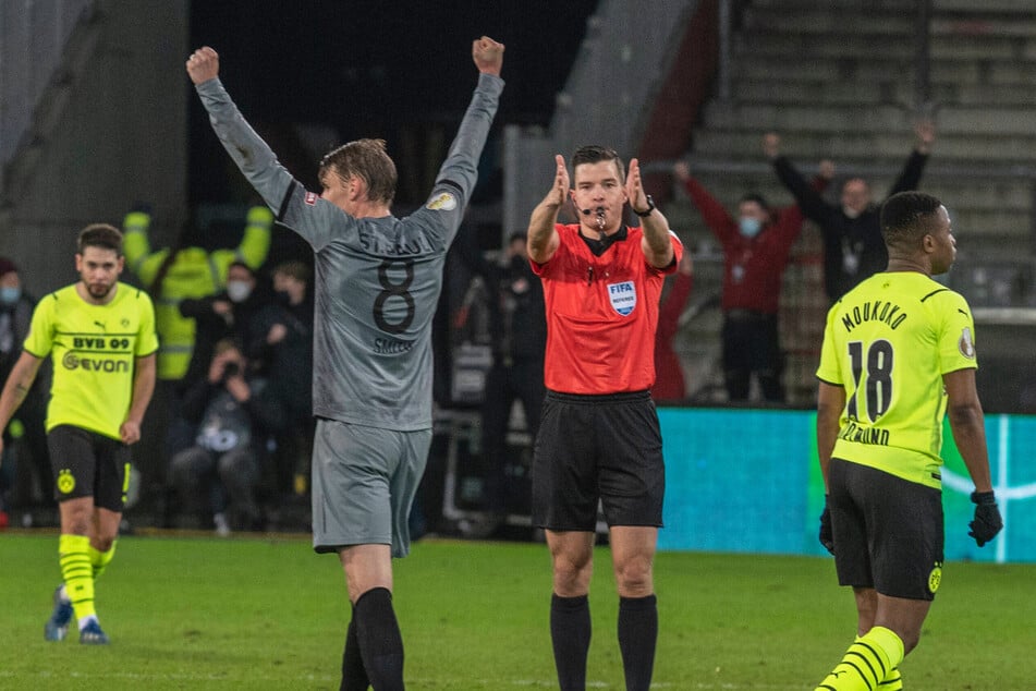 Wie beim Pokalsieg 2021 vom FC St. Pauli über den BVB pfeift Schiedsrichter Harm Osmers (40) auch am Samstag das Duell.
