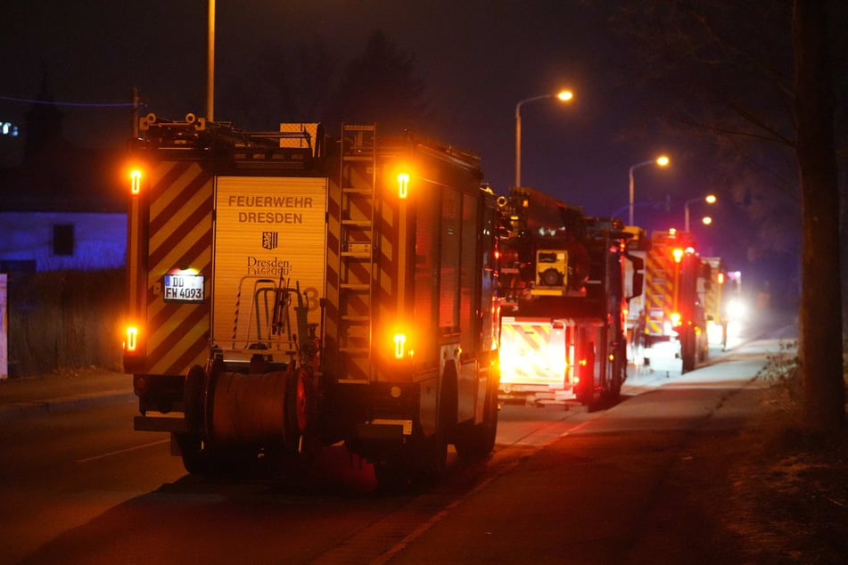 Mit mehreren Fahrzeugen war die Feuerwehr am Montagabend an der Magdeburger Straße im Einsatz.