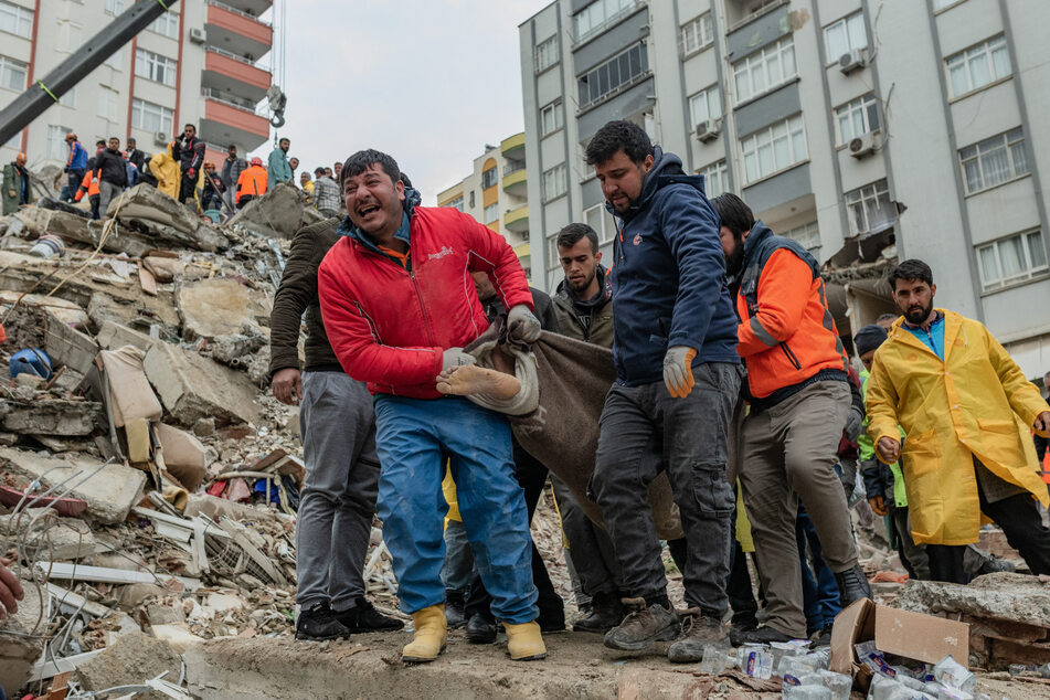 Erschreckende Bilder: Immer wieder werden Menschen aus den Trümmern geborgen und gerettet.