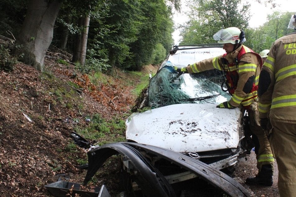 Der junge Mann wurde bei dem heftigen Crash schwer verletzt.