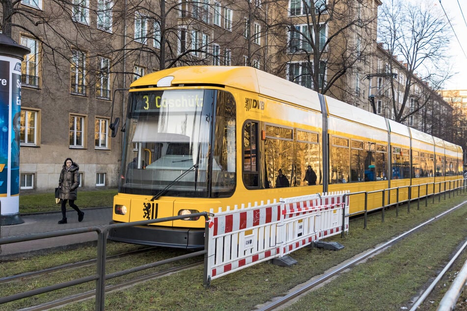 Von einer Straßenbahn der Linie 3 wurde das 13-jährige Mädchen an der Haltestelle "Reichenbachstraße" angefahren und schwer verletzt.