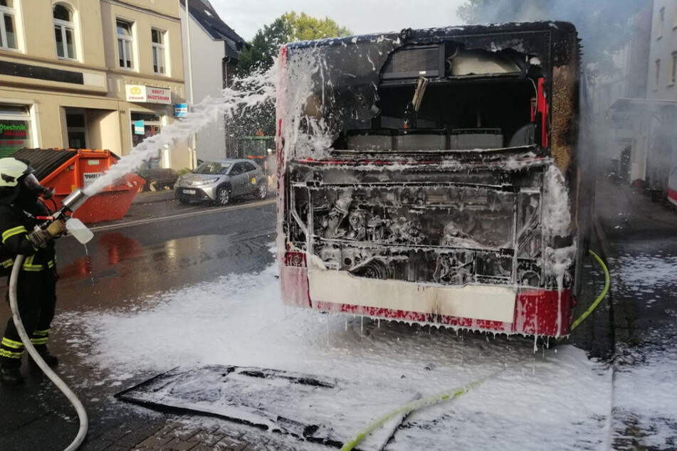 Der Bus geriet in Iserlohn in Brand und musste gelöscht werden.