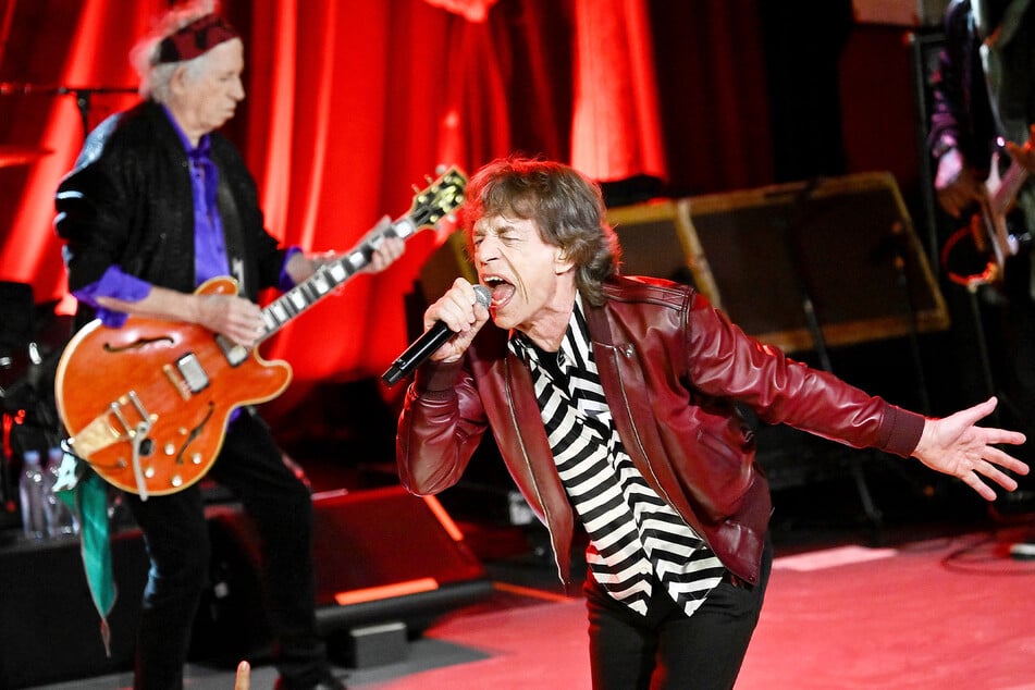 Mick Jagger (80, r.) und Keith Richards (wurde am Samstag 80) bei einem "Rolling Stones"-Auftritt.