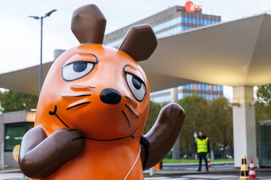 Gut gelaunt grüßt die Mausfigur am Mittwoch vor dem ZDF-Hauptsitz in Mainz.