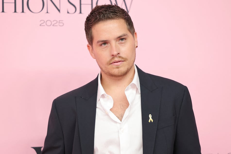 Dylan Sprouse (33) a Miley Cyrus byli dříve spolu.