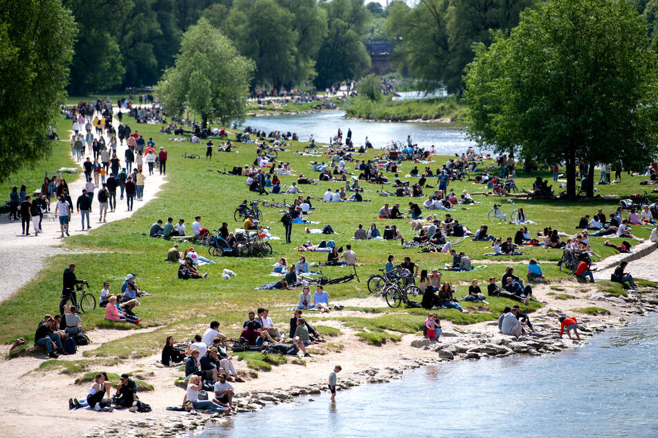 Die Sonne lockt viele Menschen in München ins Freie.