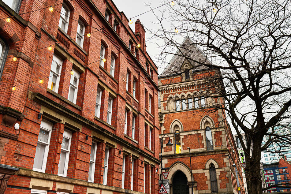En el área metropolitana de Manchester, un repartidor entregaba paquetes y comenzaba su jornada muy temprano. (Foto de archivo)