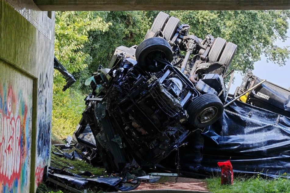 Bei Güster ist ein Lkw von einer Autobahnbrücke der A24 gestürzt. Zwei Personen wurden dabei schwer verletzt.
