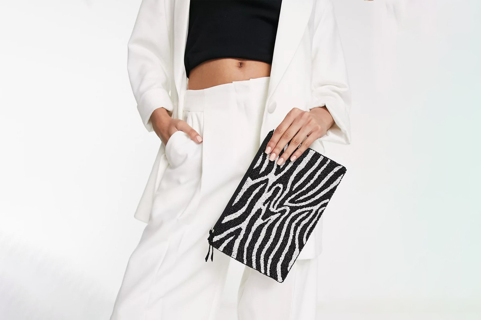 Der Zebra-Print der Clutch von Asos wird zusätzlich mit kleinen Perlen aufgewertet.