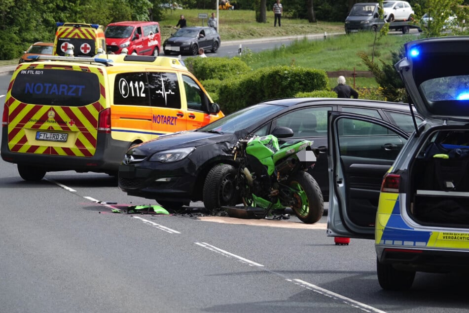 Übler Unfall bei Wilsdruff: Ein Opelfahrer (49) übersah einen Motorradfahrer (36) beim Abbiegen.