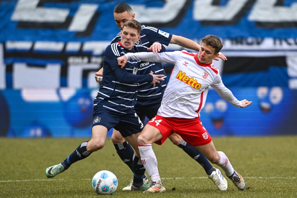 Mit der aggressiven Gangart der Regensburger hatten die Profis des HSV im ausverkauften Jahnstadion so ihre Probleme.