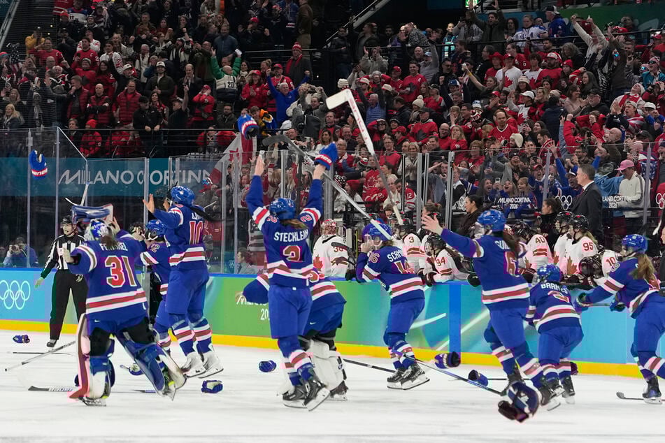 Die US-Eishockey-Spielerinnen haben bei den Olympischen Spielen in Italien die Goldmedaille gewonnen.