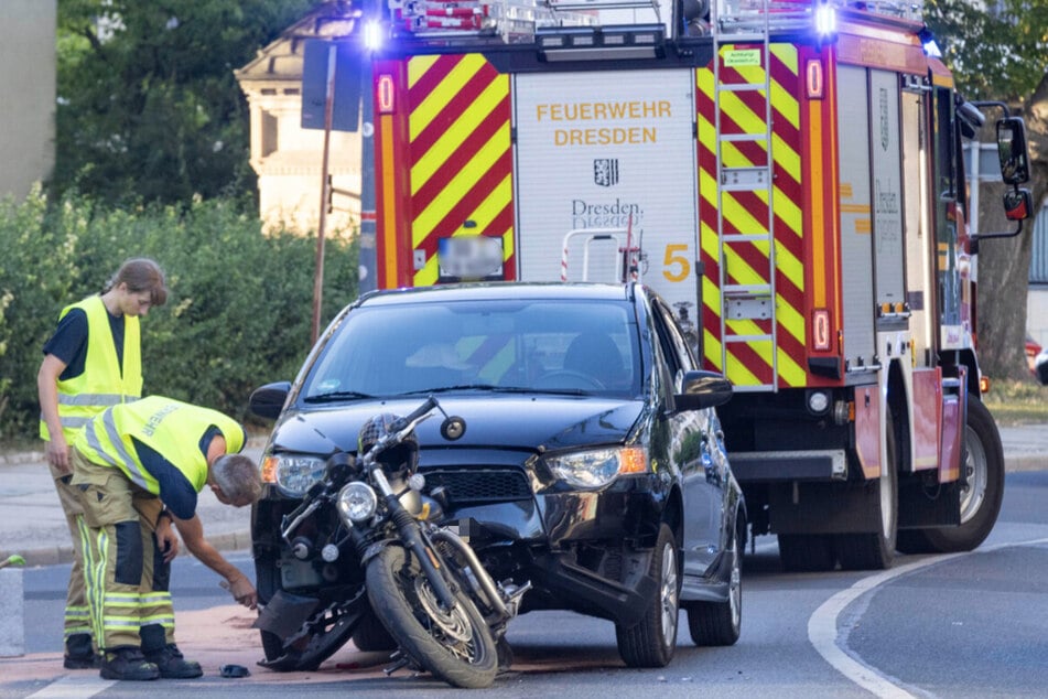 Die Dresdner Feuerwehr wurde zu dem Auffahrunfall hinzugerufen.