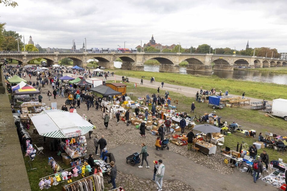 Wer ein bisschen nach kleinen Schätzen stöbern möchte, ist auf den Flohmärkten genau richtig.