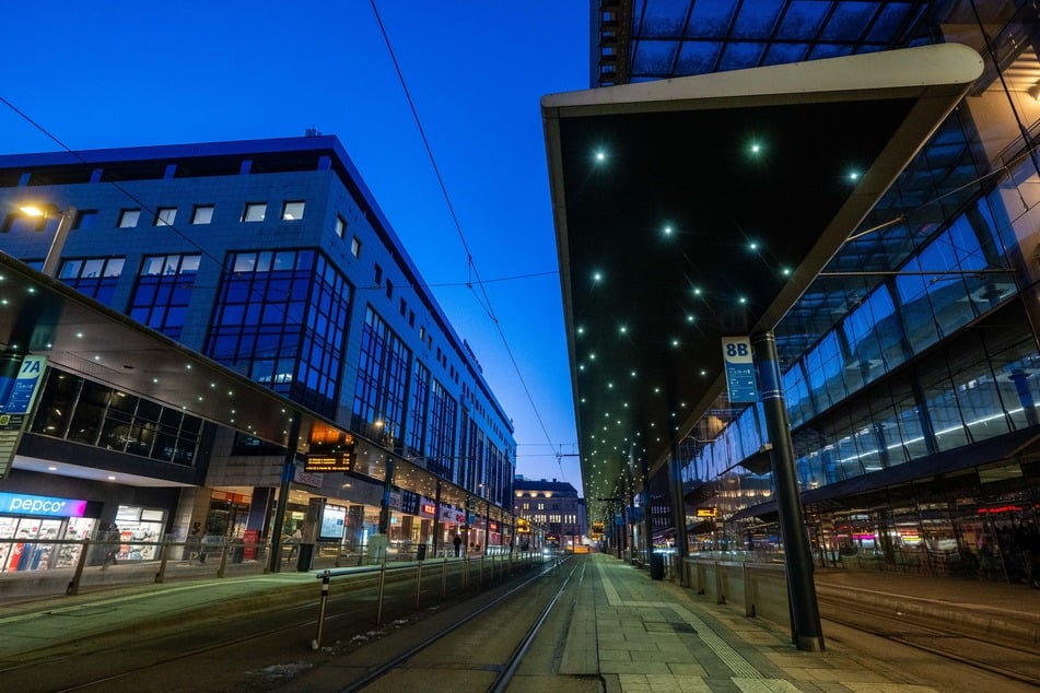 Auch die Zentralhaltestelle in Chemnitz war am Montagmorgen ungewöhnlich leer.