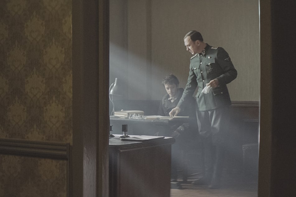 Im Arbeitslager erhält Gilles, der sich nun als "Reza" ausgibt, die Aufgabe, Hauptsturmführer Klaus Koch (r., Lars Eidinger) in Farsi zu unterrichten.