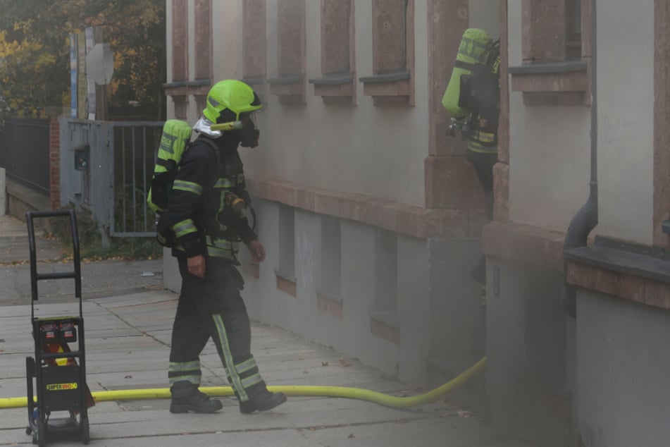 Chemnitz: Feuerwehreinsatz in Chemnitz: Kellerbrand in Mehrfamilienhaus