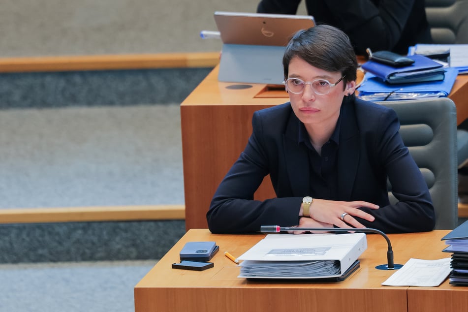 NRW-Familien- und Gleichstellungsministerin Josefine Paul (43, Grüne) steht im Zentrum der Kritik.