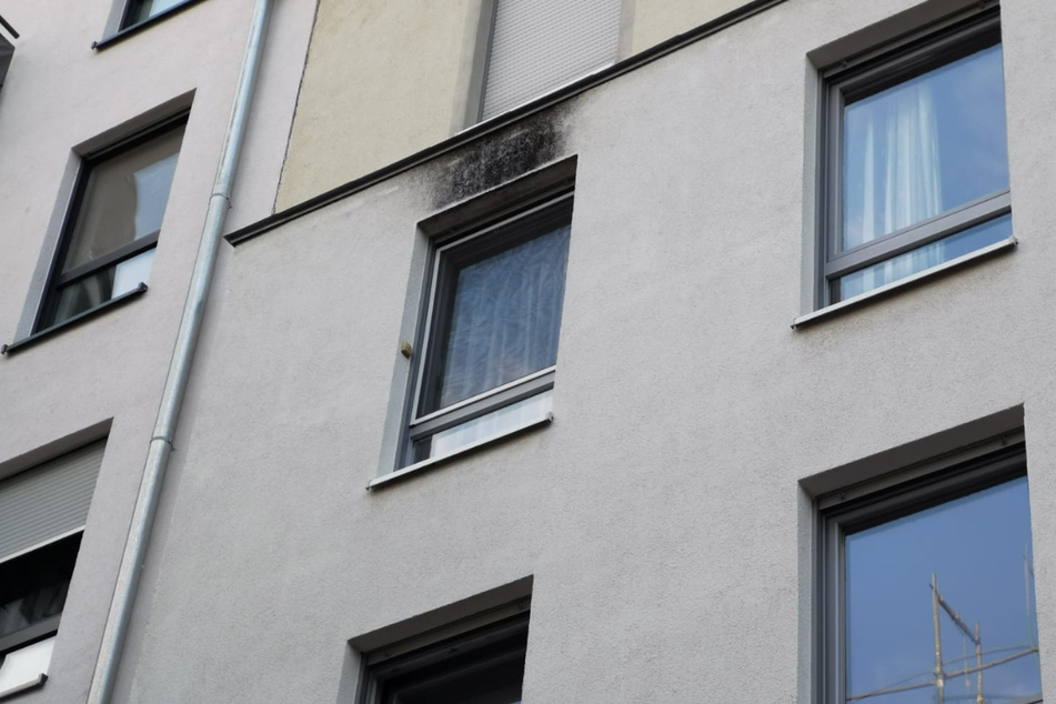 Die Spuren der Verpuffung sind auch an der Fassade des Mietshauses sichtbar.