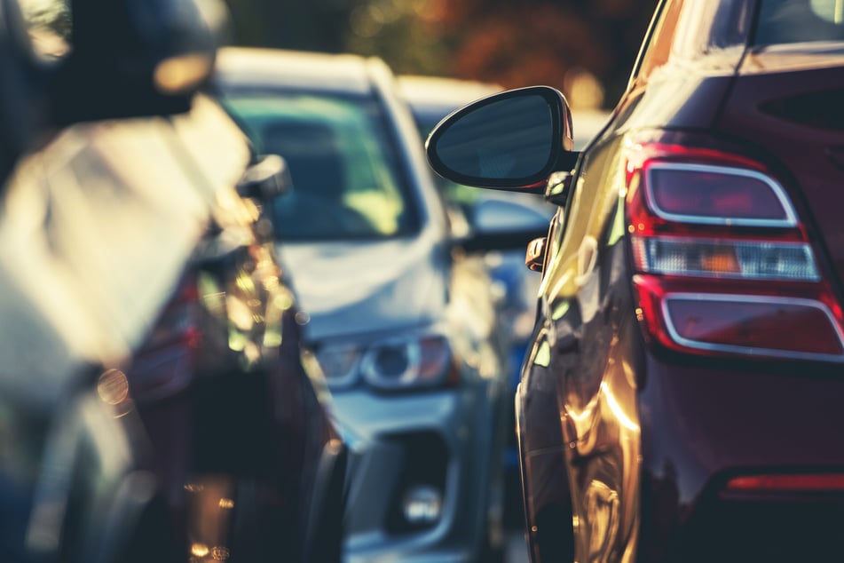 Autos und insbesondere deren Stellplätze nehmen in Deutschlands Städten enorm viel Raum ein. Der "PARK(ing) Day" macht am Freitag auf das Problem aufmerksam, indem er einen Tag lang zeigt, auf welche Weise Park-Flächen sonst genutzt werden könnten. (Symbolbild)