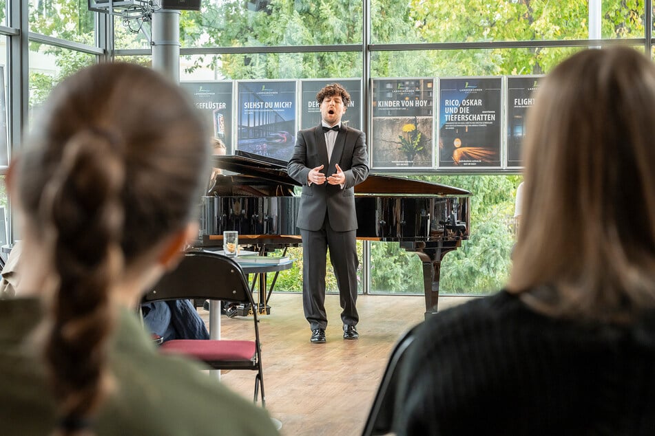 Tenor Ido Beit Halachmi singt eine Arie aus Puccinis "Tosca".