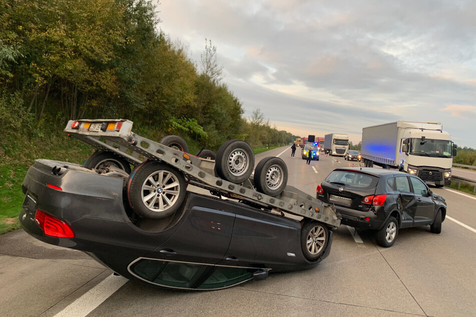 Der mitgeführte BMW kippte nach einem Zusammenstoß aufs Dach.