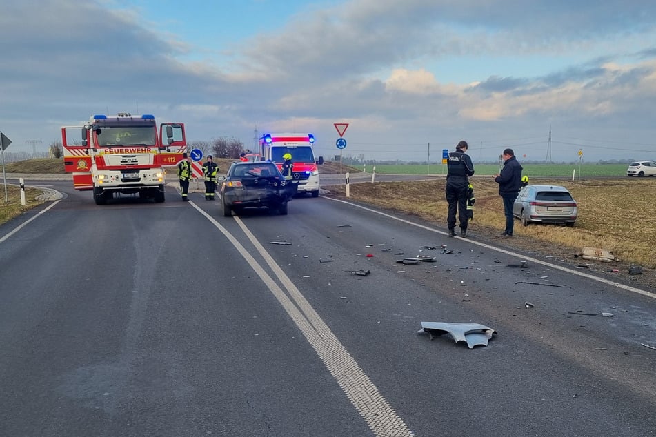Auf einer Landstraße bei Quedlinburg sind zwei Autos zusammen gekracht.