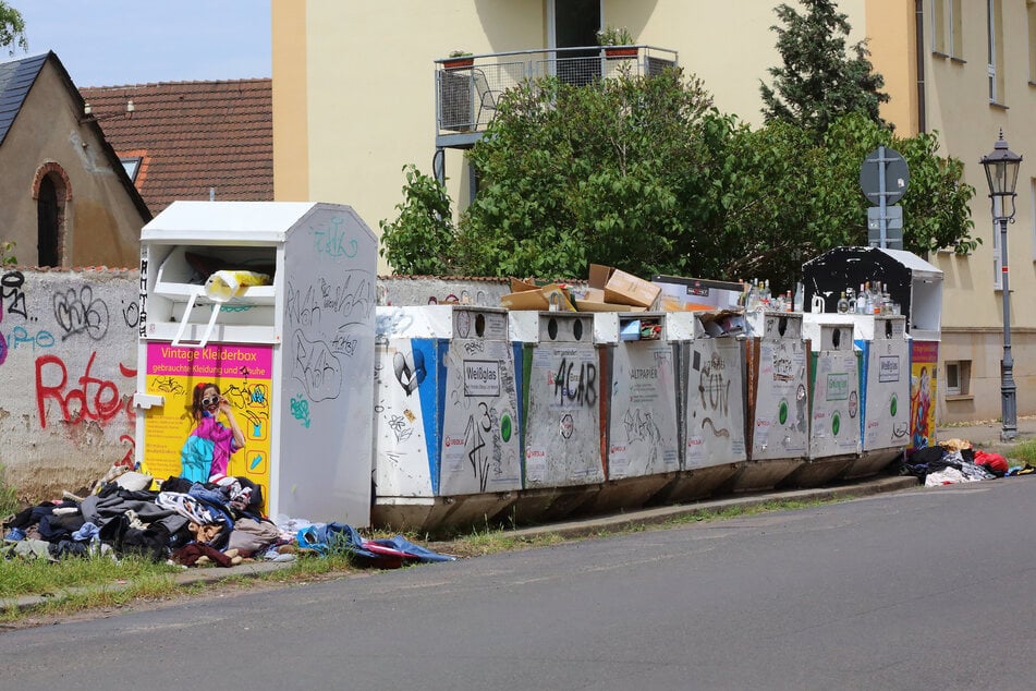 Schandfleck Kleidertonne: Viele Container-Standorte in Dresden sind völlig vermüllt.