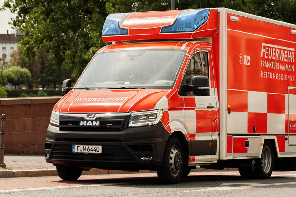 Schon am Wochenende hatte der Frankfurter Rettungsdienst mit einer hohen Zahl hitzebedingter Notfälle zu tun. (Archivbild)