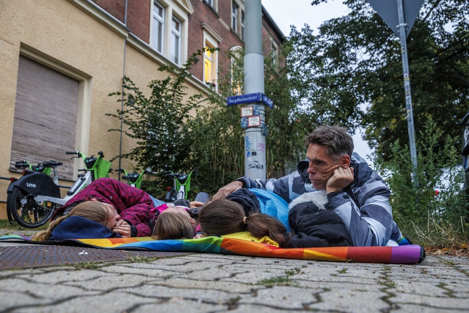 Töchter und Vater schlafen jetzt auf der Straße.