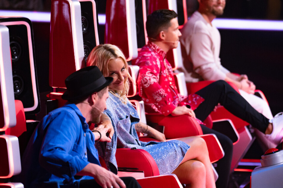 Statt den Coaches Johannes Oerding (39/l.-r.), Sarah Connor (42), Nico Santos (28) und Mark Forster (38) sind in den Sing-Offs die Zuschauer gefragt.