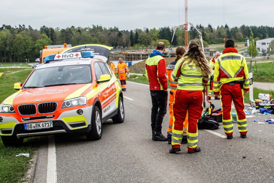 Rettungskräfte sind an der Unfallstelle.