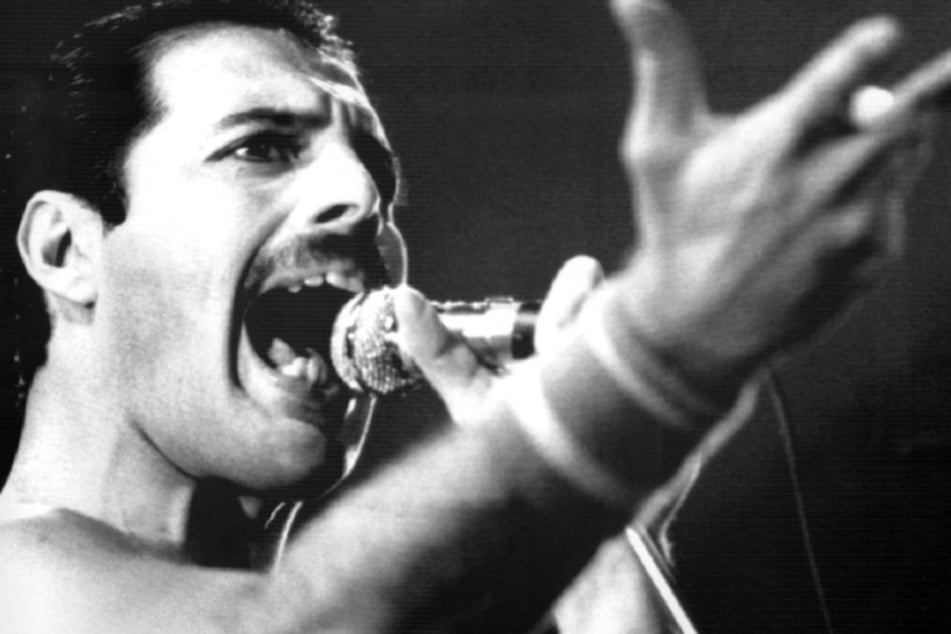 Der Leadsänger der britischen Rockgruppe "Queen", Freddie Mercury, bei einem Auftritt im September 1984.