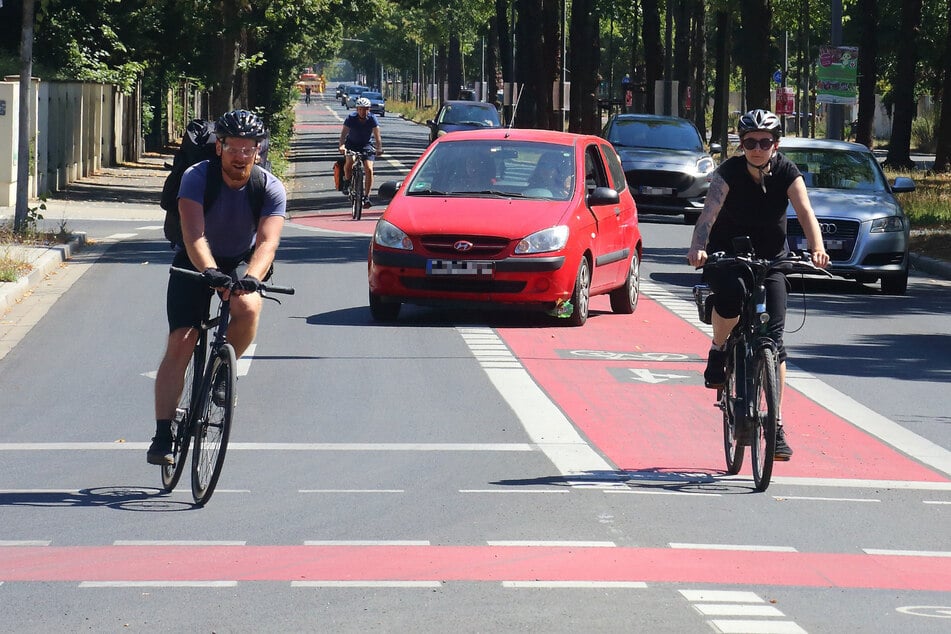 Am Radweg, der zur Kreuzung Winterbergstraße/Karcherallee führt, stehen bald Poller.
