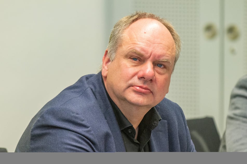 OB Dirk Hilbert (53, FDP) ließ seine Mitarbeiter ein aktuelles Zahlenwerk zur Bezahlkarte erarbeiten.