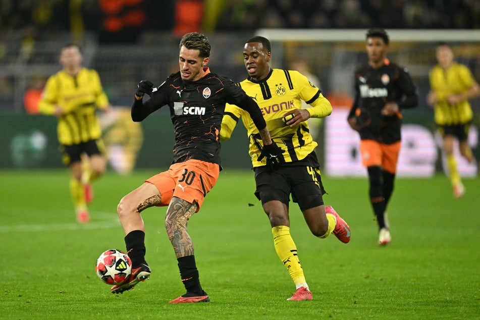 Marlon Gomes (21, l.) hier im Zweikampf mit Dortmunds Jamie Gittens (20). Ist RB Leipzig am Brasilianer dran?