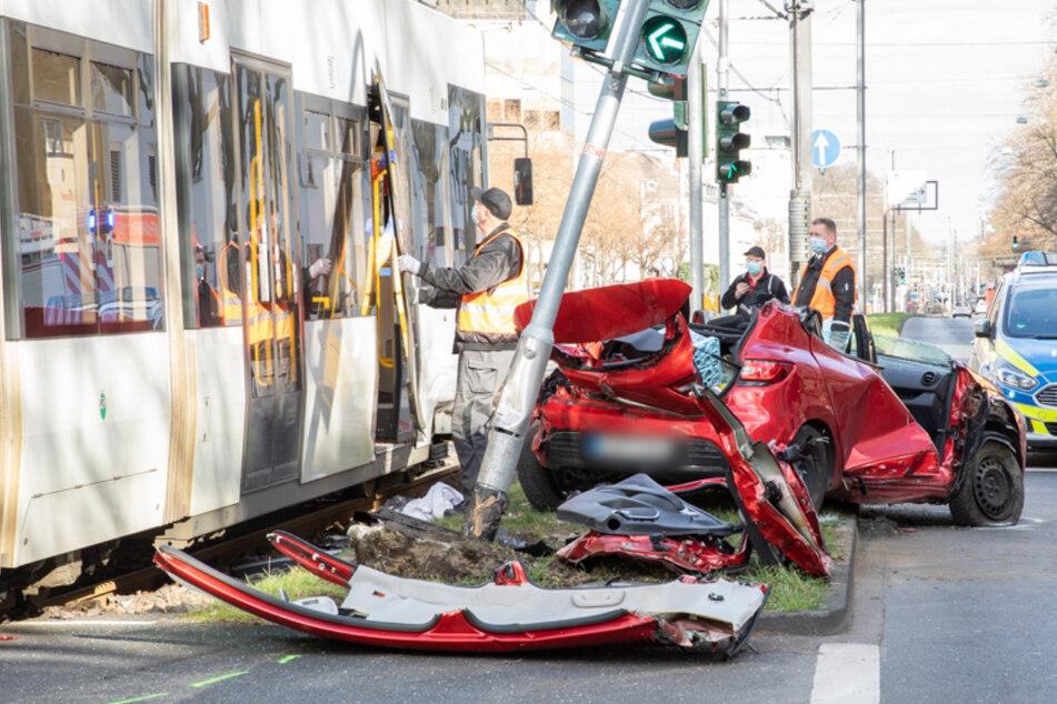 Das Dach des roten Renault wurde abgetrennt, um die schwer verletzten Frauen zu bergen.