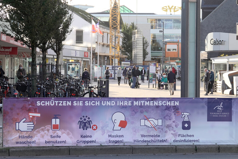 Ein Banner hängt vor einer Fußgängerzone in Westerland auf Sylt.