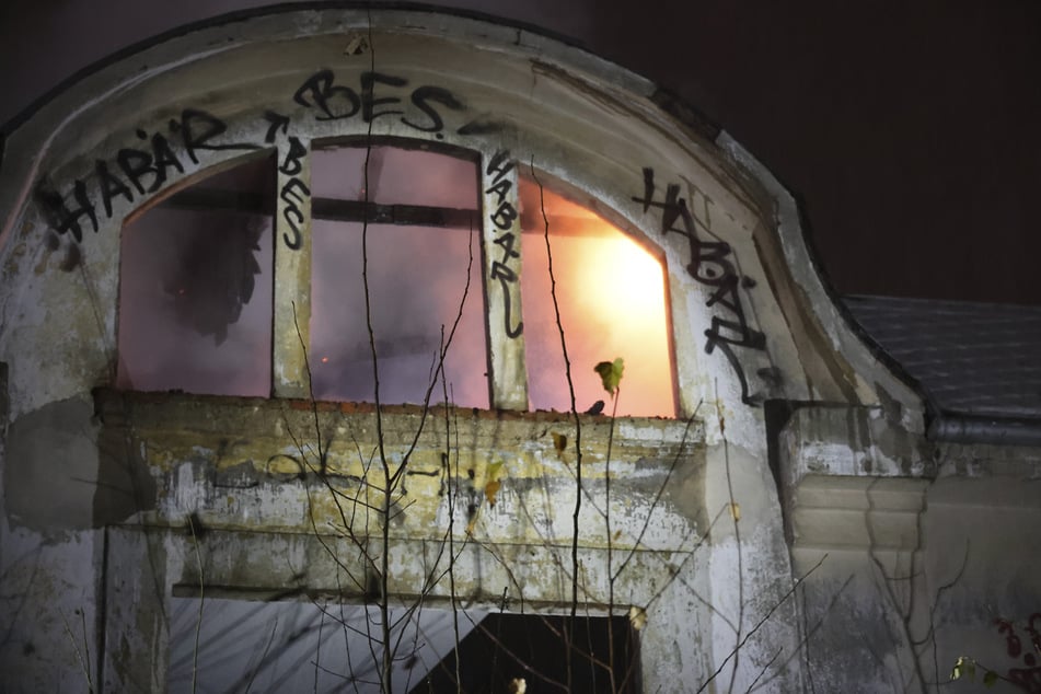 In einem "Lost Place" an der Irmtraud-Morgner-Straße wurde offenbar mutwillig ein Feuer entfacht.