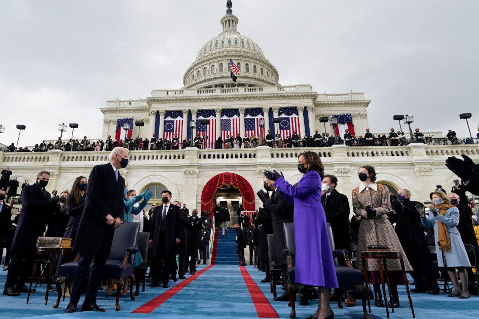 Die designierte Vizepräsidentin Kamala Harris (r.) applaudiert, als der designierte Präsident Joe Biden zur 59. Amtseinführung des Präsidenten im US-Kapitol in Washington eintrifft.