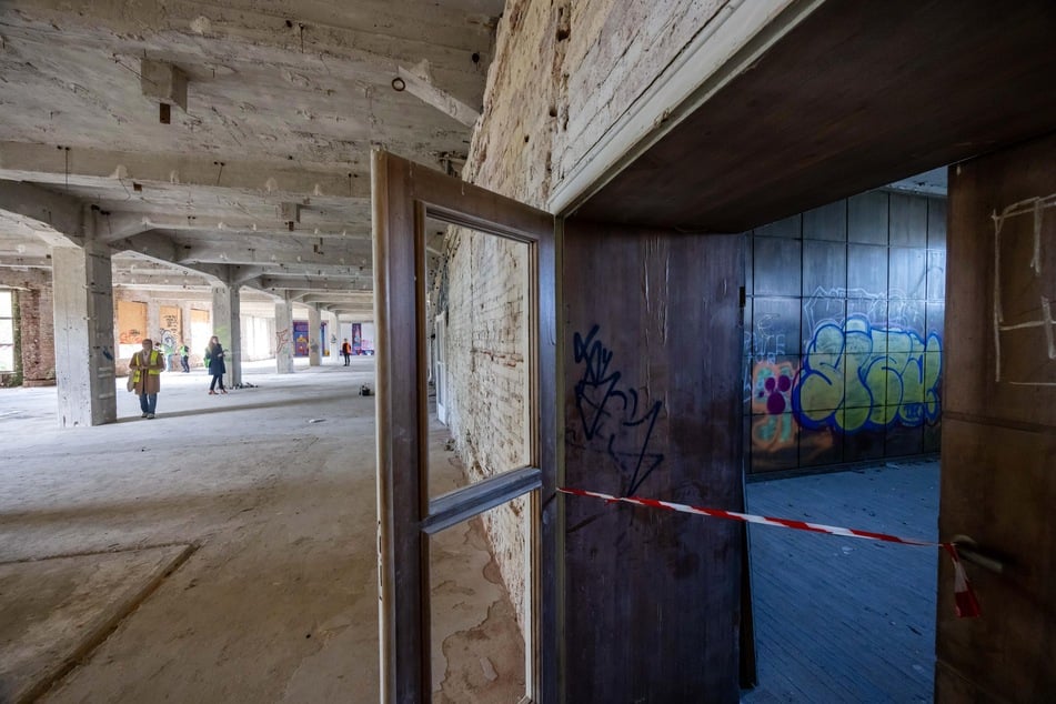Die ehemaligen Klinikräume verwandeln sich nach und nach in farbenfrohe Kunstwerke.