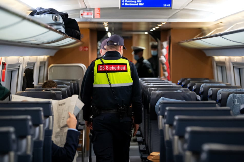 Sicherheitsmitarbeiter der Deutsche Bahn kontrollieren zusammen mit Polizisten der Bundespolizei die Einhaltung der Maskenpflicht in einem ICE.