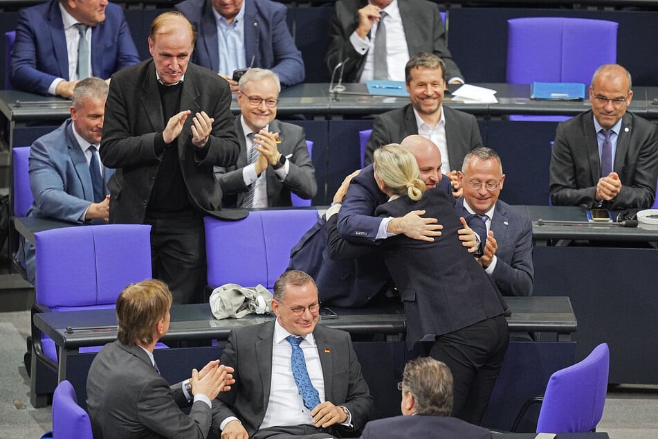 Gute Stimmung herrscht nach Bekanntgabe des Abstimmungsergebnisses bei der AfD.