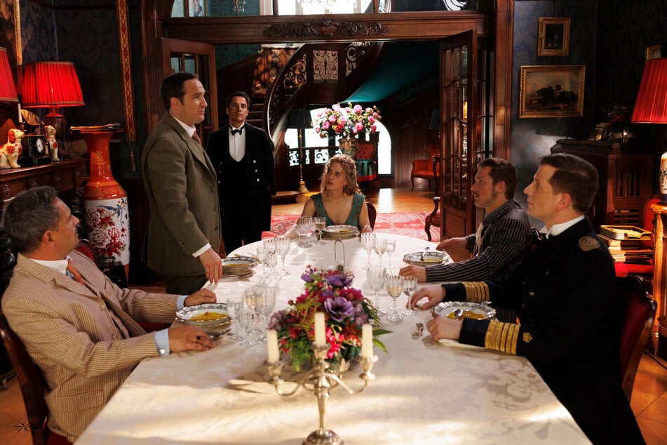 Die neue Serie von Amazon Prime Video zeigt die Vorgeschichte des Silvester-Klassikers "Dinner for One".