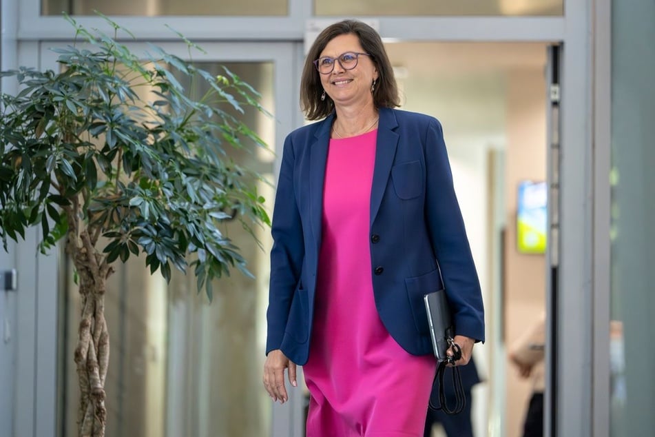 Bayerns Landtagspräsidentin Ilse Aigner (61, CSU) erholt sich derzeit von einer Knieoperation.