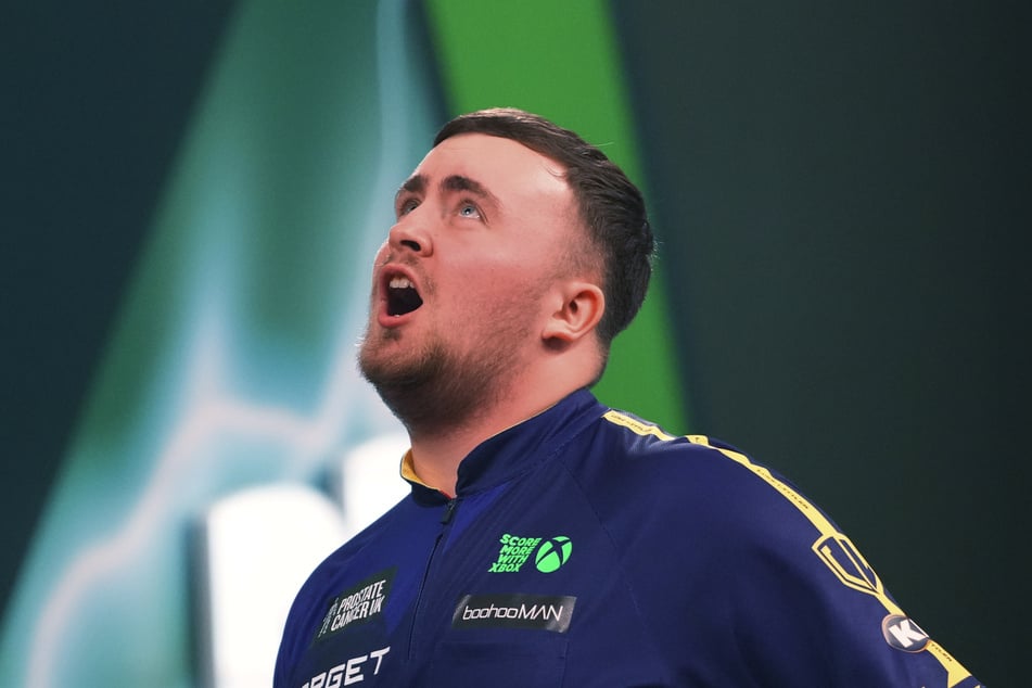 Pura satisfacción para Luke Littler: al fin puede conducir él mismo por la zona.