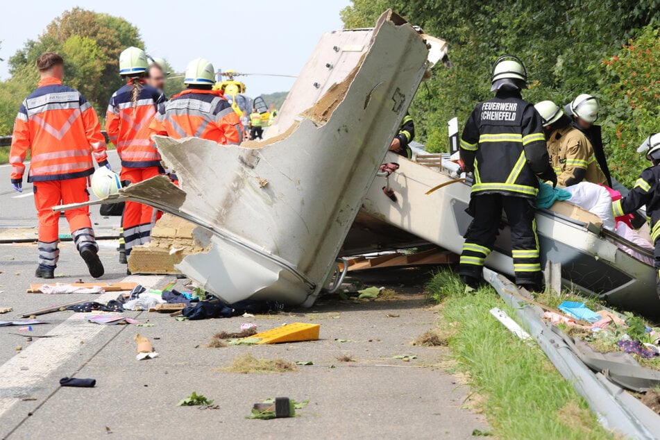 Heftiger Crash: Wohnmobil hinterlässt Trümmerfeld auf A23