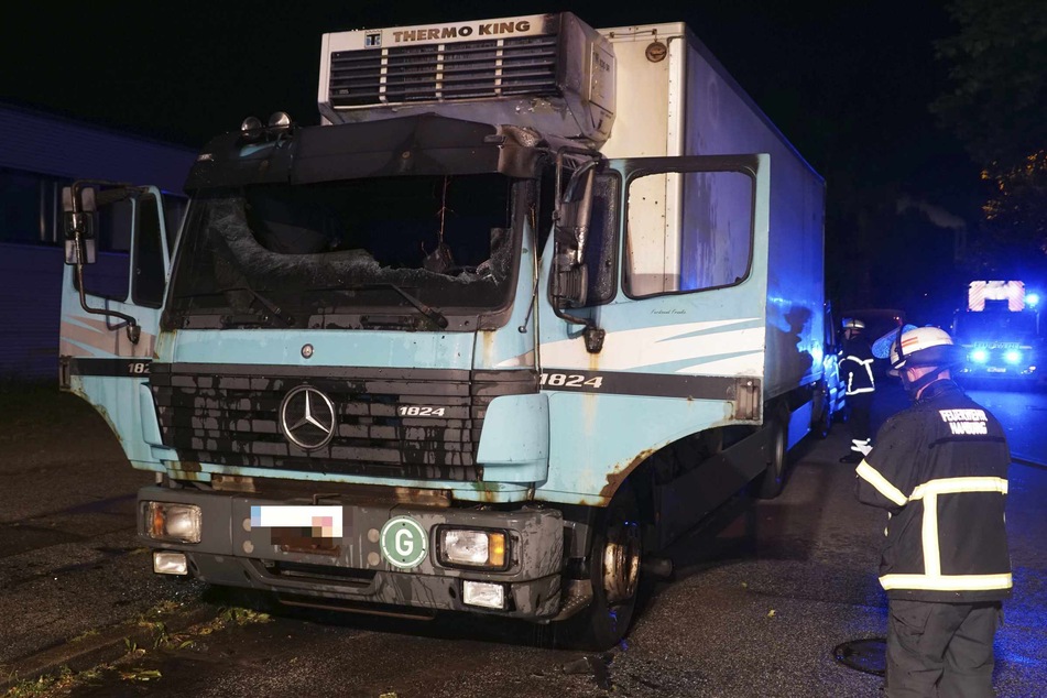 Wie schon in den vergangenen Wochen brannte am Samstag in einem Hamburger Industriegebiet ein Lastwagen aus.