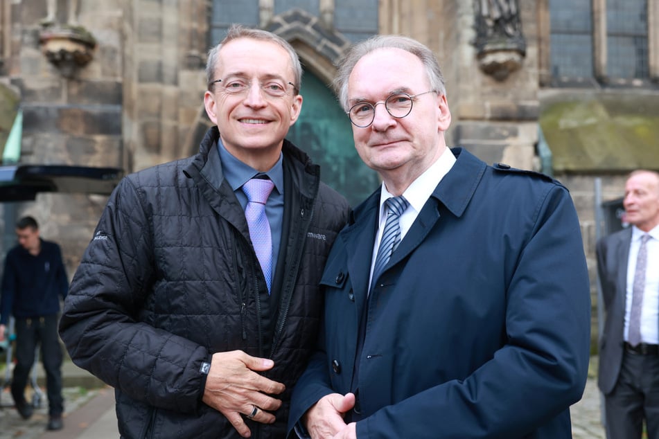 Intel-Chef Pat Gelsinger (63, l.) und Sachsen-Anhalts Ministerpräsident Reiner Haseloff (70, CDU) in Magdeburg. (Archivbild)