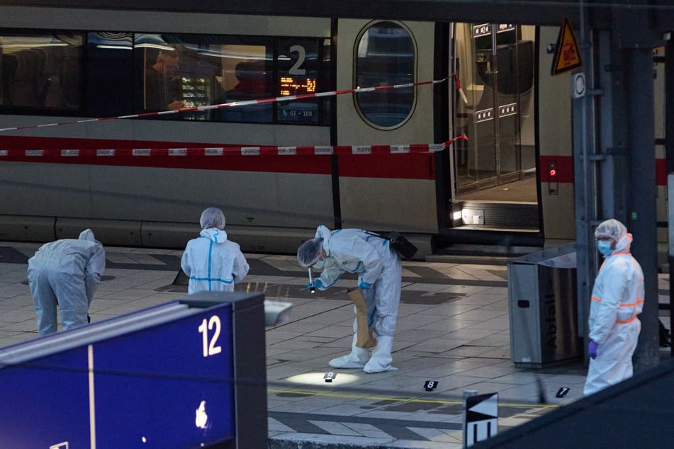 Im am Gleis stehenden ICE wurde der 19-Jährige nach seiner Heldentat von der Polizei befragt,
